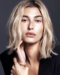 hailey-bieber-frizura-talasi