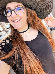 Hi everyone! 😁 I'm new to vr chat and I'm looking to make some friends. My  name is Cassie. I'm 25 from Texas. Also a full time mom. Just looking for  some