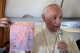 Grazie per il disegno e prega per me avrebbe detto il papa al bambino, secondo quanto raccontato dai genitori del piccolo. Papa Francesco Nel Viaggio Da Lesbo Mostra I Disegni Dei Bambini Migranti La Repubblica