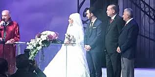 İddia bu, soylu nun oğlu engin levent soylu nun zaman zaman bazı iş adamlarını ve belediye başkanlarını ziyaret ettiği akp genel başkanı erdoğan a söylenmiş. Cumhurbaskani Ve Basbakan Bakan Soylu Nun Oglunun Dugununde Yeni Akit