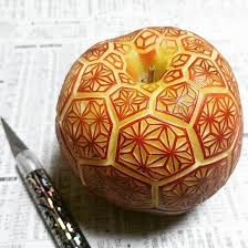 Les Nouveaux Motifs Elabores Et Dessins Sculptes Sur Fruits Et Legumes De Gaku Sculptures De Fruits Art Alimentaire L Art Du Fruit