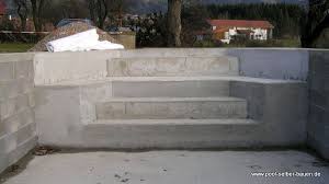 Hochglanzpolierte edelstahlleitern gibt es in verschiedenen ausführungen. Romertreppe Pooltreppe Im Schwimmbecken Pool Selber Bauen De