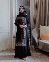 Cara mengatasi gamis kepanjangan hijab style. 9 Ide Dress Hitam Dengan Hijab Biar Terlihat Ramping Dan Elegan
