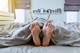 Oma sex, mature ficken kostenlos pornofilme. Close Up Of Barfuss Unter Der Decke Fusse Und Strecken Faul Auf Dem Bett Nach Dem Aufwachen Lizenzfreie Fotos Bilder Und Stock Fotografie Image 94363073