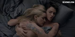 Ruby Rose, Brianne Howe sexy, scène dans Batwoman s01e04 (2019)