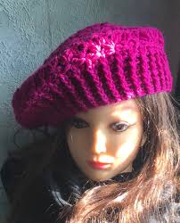 Fuchsia Gehaakte Baret, in Bloemensteek