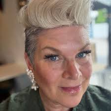 Big Orange...bird? Spotted in Circle Park! What should we name our new  winged friend? 🍊