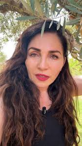 Fillers, Botox, peelings, laser.Noem het maar op en ik doe het. De waarheid  is dat je je hoe dan ook moet verhouden tot vergankelijkheid. Verandering.  Ouder worden. Geen enkele cosmetische procedure zal