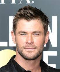 Chris Hemsworth Short Straight Brunette Hairstyle Straight Brunette Hair Casual Hairstyles Mens Hairstyles Medium