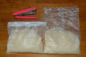 Namun terkadang membuat lontong ini hasilnya bisa kelembekan dan mudah sekali basi tak sampai sehari. Cara Mudah Bikin Lontong Plastik Magic Com Pakai Zip Lock Simpel Plus Tetap Lembut Dan Padat