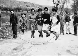 Grupo de adolescentes sonrientes jugando baloncesto. Nostalgia De Los 70 Juegos Infantiles Casi Desaparecidos