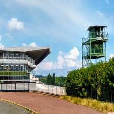 Seize compétiteurs âgés de 4 ans et plus vont en découdre sur la distance des 1.600 mètres. Hippodrome De Maisons Laffitte Maisons Laffitte Tourisme Visites Guide De Voyage