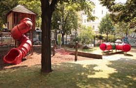 Benannt nach dem österreichischen schauspieler und kabarettisten karl farkas liegt dieser spielplatz für kinder und jugendliche sehr zentral im 7. Spielplatz Im Karl Farkas Park Auf Sunny At