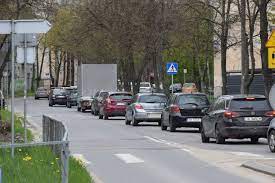 Jeden z jadących przez kielce we wtorkowe południe pojazdów musiał nagle gwałtownie hamować na alei solidarności. E4wcitf73fd7bm