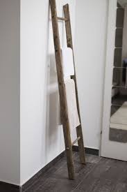 Zum beispiel im schlafzimmer, wohnzimmer oder flur. Deko Im Badezimmer Update Wiener Wohnsinn Alte Leiter Holzleiter Badezimmer Accessoires