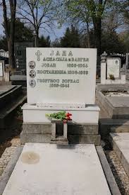 Μεγαλώνει στο άνετο αστικό περιβάλλον του πατρικού σπιτιού. Ston Tafo Toy Ale3h Zormpa H Mpetty Mpaziana O Ntelalhs