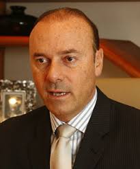 Cirurgião apresenta em Paris técnica de implante