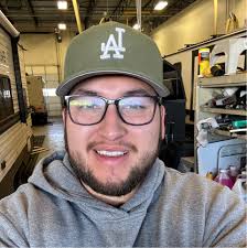 new RV owner ) Quick question how I can plug my battery with only one wire  like I show in the video I don't see anything missing. Thanks in advance!!!