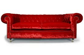 Fred looks out of the window. Englische Polstermobel Das Chesterfield Sofa Aus Samt