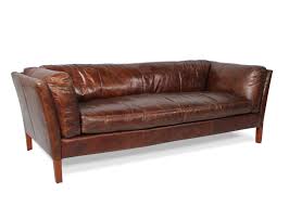 Das sofa oder die couch gehört in jedes echtes und natürliches leder ist ein material, das selbst den höchsten anforderungen genügen sollte, sehr. Sofa Stil Design In Braun Vintage Leder Patina Drei Sitzer