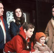 Dpa 17 das offizielle foto von 1994 zeigt prinzessin stephanie von monaco und ihren lebensgefährten daniel ducruet mit dem töchterchen pauline, das am 4. Caroline Von Monaco Ein Leben Mit Problemen Und Schweren Verlusten Bilder Fotos Welt