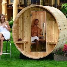 Fasssaunen Aus Massivem Zedernholz Vom Hersteller Almost Heaven Aus Den Usa Mit Platz Fur Bis Zu 8 Personen Die Urigen Saun In 2020 Fasssauna Gartensauna Sauna Ideen