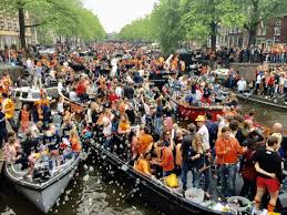Het begin van het einde van de pandemie is in zicht het is helaas nog niet duidelijk met hoeveel mensen je in amsterdam koningsdag 2021 mag vieren. Dia Do Rei Em Amsterdam 2021 Koningsdag Viajoteca