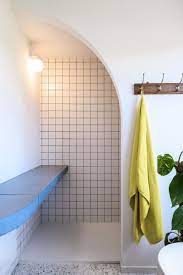 A set of bathroom accessories with dora shelving unit and toilet paper stand in black colorway. Dora Madam Architectuur Tafel Ontwerp Dakappartement Appartementen