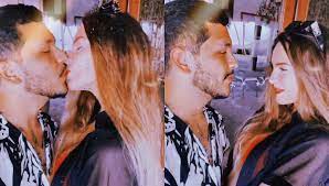 Nodal no tardó en regalarle otro perrito, cuatro. Belinda Y Christian Nodal Celebran Su Amor En Medio De La Playa Futbol Rf