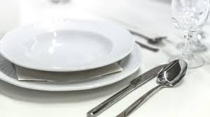 Come si mettono le posate a tavola, secondo il galateo. Le Regole Per Una Tavola Perfetta Piatti Posate Bicchieri Fenix Live