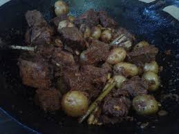 Walaupun kontroversi terbaru terkait rendang mempertanyakan bagaimana rendang seharusnya dimasak, makanan yang paling disukai ini tetap menjadi harta yang paling berharga di wilayah. Rendang Resep Mertua Pintu Ke Mana Saja