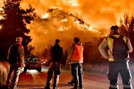 Από τα μεσάνυχτα της τετάρτης προς πέμπτη βρίσκεται σε εξέλιξη μεγάλη πυρκαγιά στον σχίνο κορινθίας η οποία και κατευθύνεται προς το αλεποχώρι. Fwtia Twra Sxinos Korin8ia By8oylas Megara Alepoxwri 6 Netakias