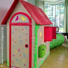 Ein Kunterbuntes Spielhaus Selbstgemacht Aus Pappkartons Kartonhaus Spielhauschen Aus Karton Diy Spielhaus