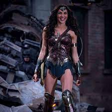 Four Easy And Unique Halloween Hairstyles Wonder Woman Diy Costume Tutorial Fotos Da Mulher Maravilha Gal Gadot Mulher Maravilha Filme