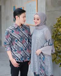 Baju couple kemeja batik kebaya model sabrina maroon. Kondangan Bareng Pacar Pakai 7 Model Hijab Batik Couple Ini Aja Semua Halaman Cewekbanget