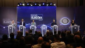 Discussões sobre segurança e corrupção e ataques ao candidato ausente, Eduardo Paes, dão o tom do 1º debate ao governo do RJ