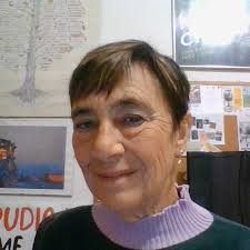 📚 Questo venerdì alle 20:30 vi portiamo dentro una storia che profuma di  radici, identità e memoria. Ospite in studio Sandra Piras, autrice di  “Maetanna”, un romanzo potente e delicato che attraversa