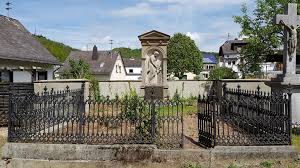 Trauert um seinen ehrenvorsitzenden heinrich salzmann heinrich salzmann wurde 1955 mitglied des nieverner turnvereins. Datei Grabmal Nievern Jpg Wikipedia