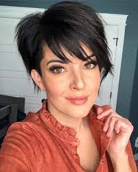 Pixie voluminoso sulla nuca con scalature sul ciuffo frangia, tra i tagli di capelli corti e lisci per . Capelli Neri Tanti Tagli E Sfumature Da Non Perdere