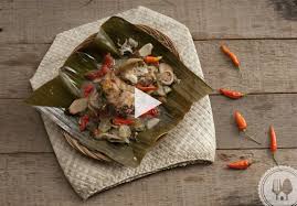 Garang asem merupakan makanan khas dari jawa tengah yang terkenal dan dapat dengan mudah ditemukan di daerah grobogan dan sangat terkenal di daerah semarang, kudus, pekalongan, pati dan demak.makanan yang bisanya dibungkus menggunakan dann pisang ini merupakan olahan ayam yang memiliki kuah santan. Rasamasa Garang Asem