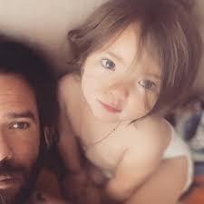 Despertando le puse a Bebesu un tiny desk concert.... Creo que a los dos  nos cae bien Harry styles.