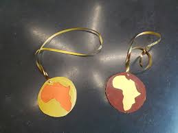 Activite Manuelle Pour Des Maternelles Colliers Ou Medaillon Africain Fabriquer Avec Des Assiettes En Bois Et D Feuille Cartonnee Medaillon Activite Manuelle