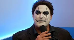 Is it a coincidence that Dudesy and Bill dress as crows in their final  episodes?