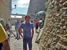 In virtù di una competenza innegabile, ma soprattutto di un'arte oratoria molto caratteristica, barbero guadagna moltissimi ammiratori e. Alessandro Siani Wikipedia