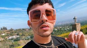 Se lanzó como sencillo principal de su álbum el último tour del mundo (2020) por rimas entertainment el 30 de octubre de 2020. Singer Bad Bunny Diagnosed With Coronavirus Binj In