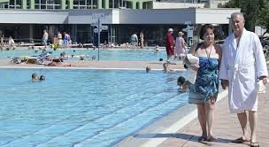Az aquapark a strand területéről közelíthető meg külön karszalag vásárlásával, mely lehet egész napos vagy akár rövidebb időre szóló is. Wegry Hajduszoboszlo Noclegi Baseny Termalne Wczasy Ceny Opinie