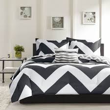 La Housse De Couette Libra Ajoute Un Pop Dramatique A Votre Chambre A Coucher Avec Un Imprime Chevron Gras Noir Et Comforter Sets Chevron Bedding White Bed Set