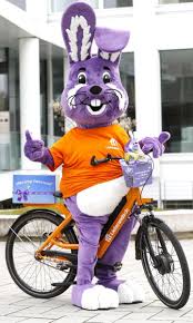 Das Ist Service Milka Lila Osterhase Kommt In Hamburg Direkt Ins Haus Osterhase Hase Milka