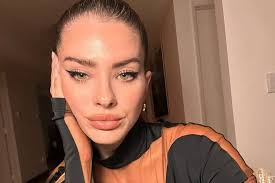 China Suárez: el impactante look con transparencias en modo Emily in Paris 