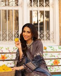 Ushna Shah defends woman mocked for crying at Diljit Dosanjh concert -  Celebrity - Images